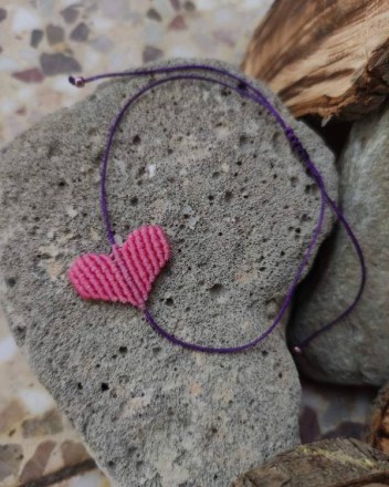 124    Βραχίολι Μακραμέ Καρδία Ρόζ (1)